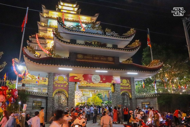 Cổng chùa Vạn Đức đông đúc dòng người trong thời điểm chuyển giao năm cũ và năm mới