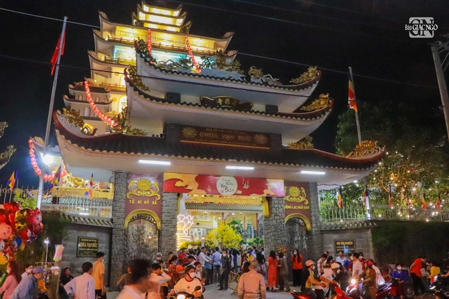 Cổng chùa Vạn Đức đông đúc dòng người trong thời điểm chuyển giao năm cũ và năm mới