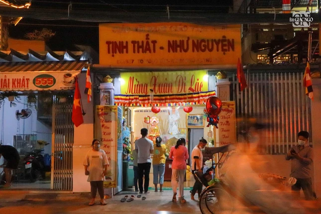 Đến chùa lễ Phật lúc giao thừa