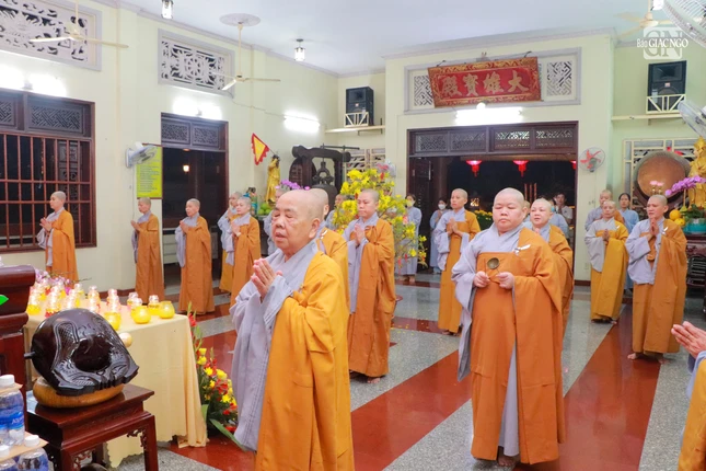 Chư Ni cử hành nghi thức khóa lễ cúng giao thừa