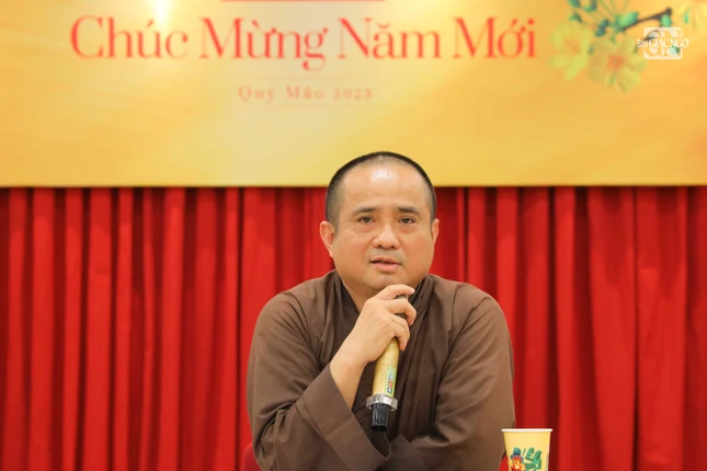 Thượng tọa Tổng Biên tập chia sẻ nhiều câu chuyện thực tế giúp cho các thành viên trong câu lạc bộ hiểu sâu hơn về nghiệp vụ báo chí