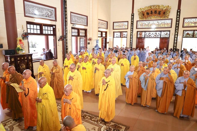 Tăng Ni và Phật tử thành kính tưởng niệm