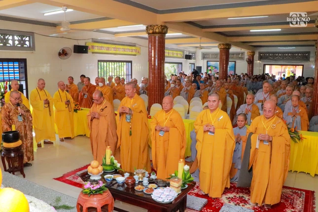 Chư tôn đức dâng hương tưởng niệm