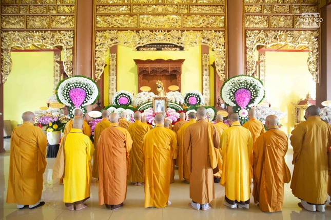 Chư tôn đức niêm hương bạch Tổ