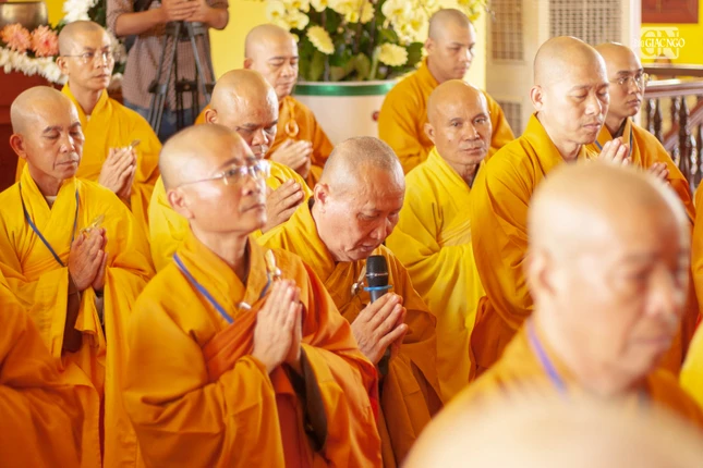 Thượng tọa Thích Phước Nghiêm, thay mặt môn phong dâng lời cảm tạ