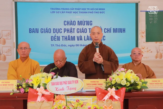 Thượng tọa Thích Quang Thạnh chia sẻ với lớp Sơ cấp Phật học TP.Thủ Đức tại Ni viện Phước Long