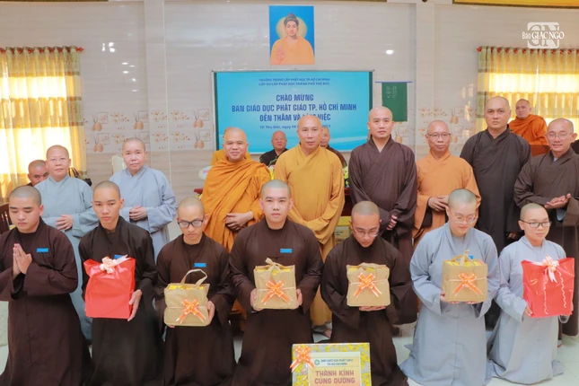 Tăng Ni sinh đón nhận phần quà từ Ban Giáo dục Phật giáo TP.HCM