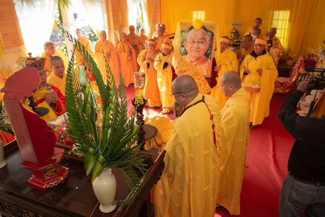 Cử hành nghi thức phụng tống kim quan