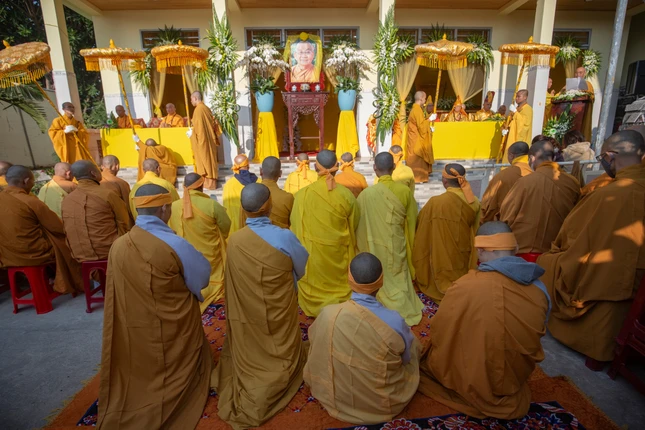 Môn đồ pháp quyến đối trước Giác linh đường