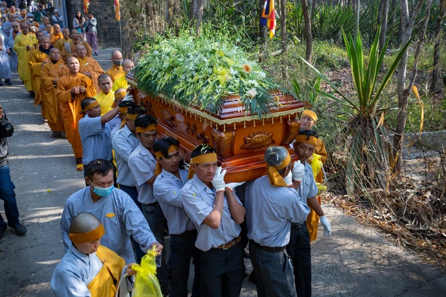 đến đài hoả táng Du Sinh