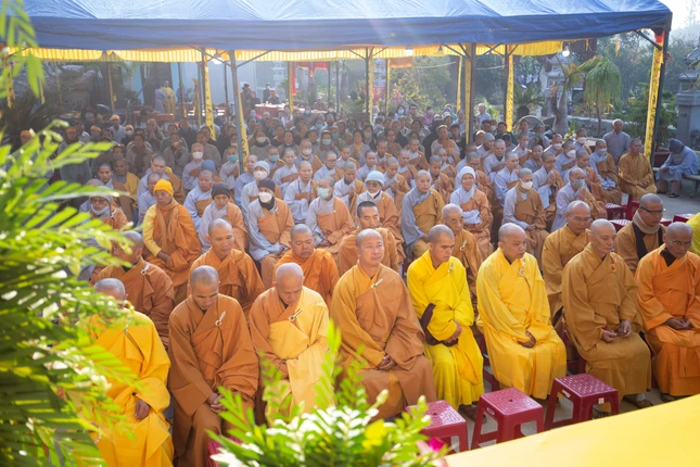 Đông đảo Tăng Ni tham dự