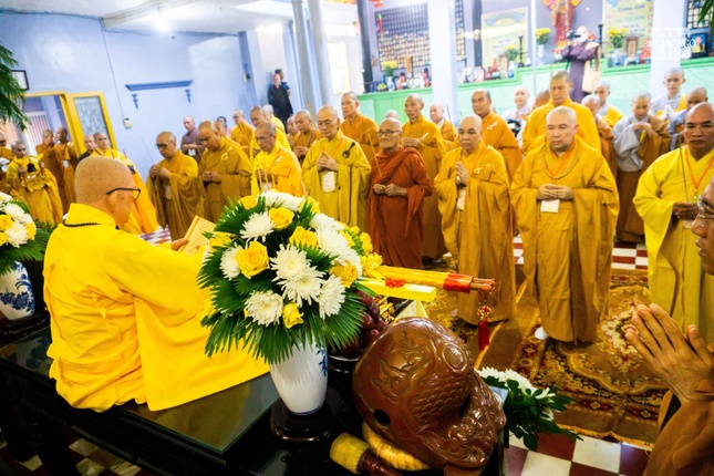 Chư tôn đức niêm hương, cử hành nghi thức cung rước giới bổn và tôn tượng