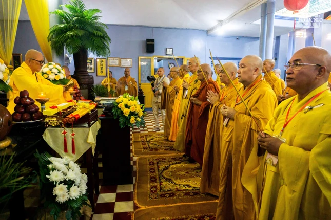 Chư tôn đức niêm hương đảnh lễ Giác linh cố Đại lão Hòa thượng Thích Trí Tịnh