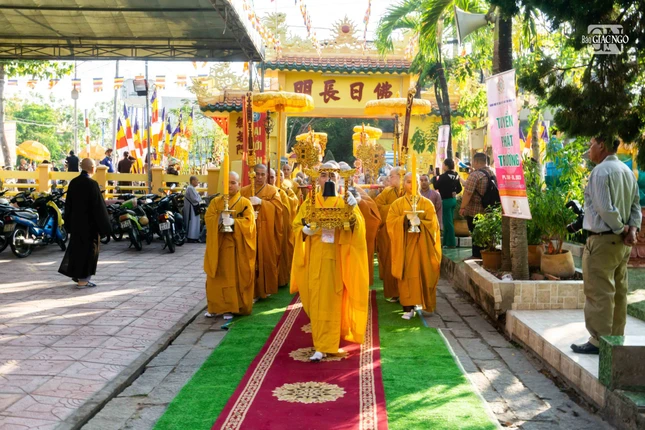 ...được cung nghinh an trí tại giới trường Tăng - chùa Phước Hưng