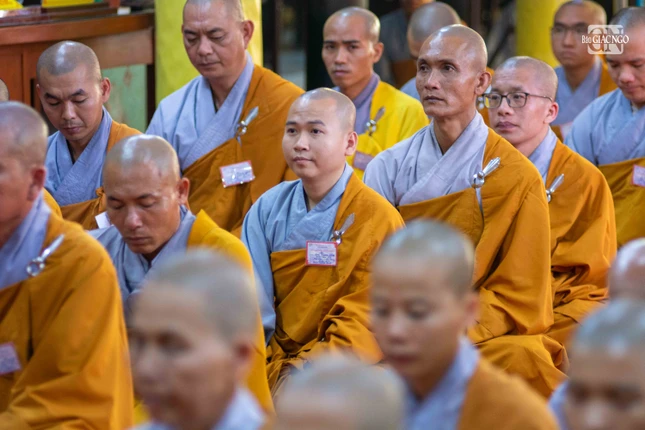 Giới tử lắng nghe lời khai đạo của Trưởng lão Hòa thượng Thích Minh Thông