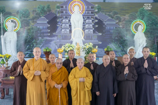 Chụp ảnh lưu niệm tại chánh điện tạm