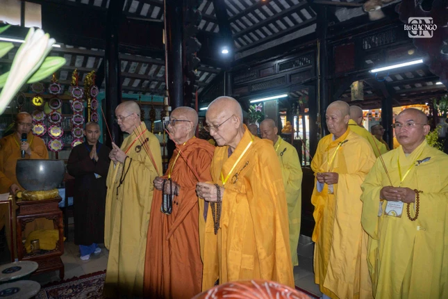 Niêm hương bạch tổ