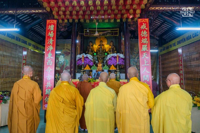 Hội đồng thập sư đảnh lễ Tam bảo