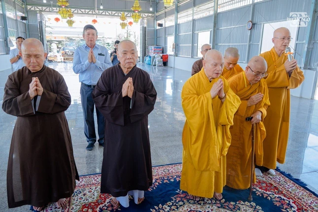 Chư tôn đức thành tâm cầu nguyện