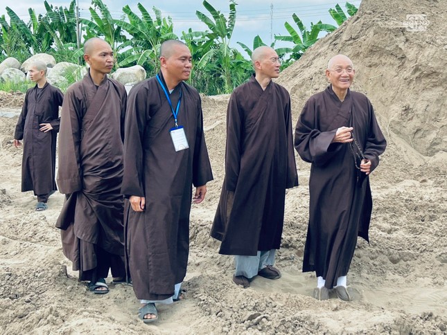Trưởng lão Hòa thượng Minh Thông thăm công trình
