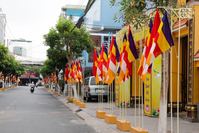 Sắc cờ rực rỡ trên đoạn đường Châu Văn Liêm dẫn về chùa Bình An Sắc cờ rực rỡ trên đoạn đường Châu Văn Liêm dẫn về chùa Bình An