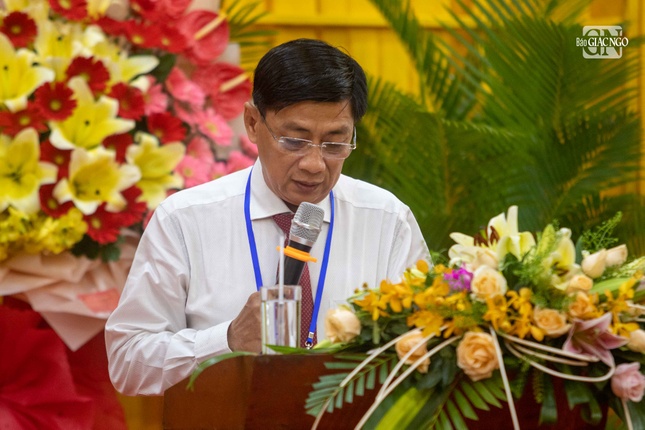 Ông Nguyễn Phú, Phó Giám đốc Sở Nội vụ, Trưởng ban Tôn giáo tỉnh An Giang đọc quyết định khen thưởng của UBND tỉnh