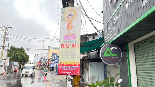 Băng rôn kính mừng Phật đản được treo trên đoạn đường Đỗ Xuân Hợp, TP.Thủ Đức