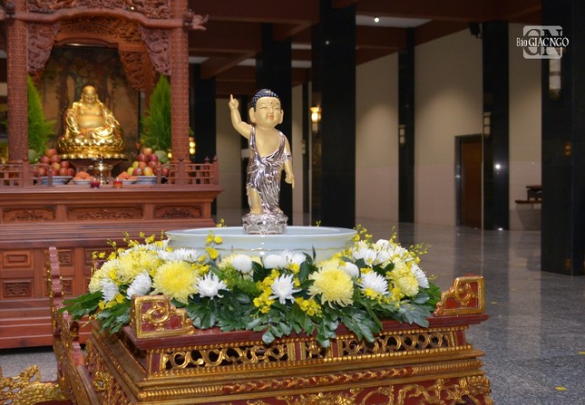Tôn dung Đức Phật sơ sinh tại chùa Huê Nghiêm