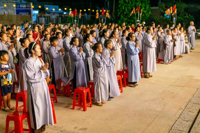 Phật tử tham dự, thành kính hướng về Đức Thế Tôn