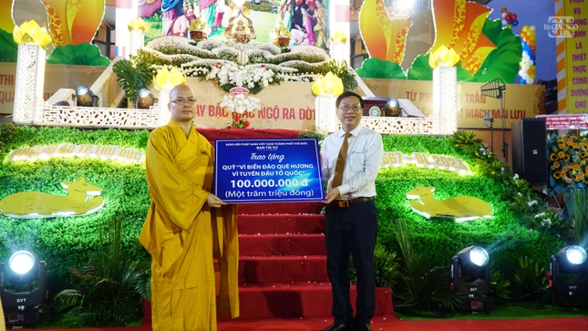 Thượng tọa Thích Minh Đạo, Trưởng ban Kinh tế Tài chánh Phật giáo TP.Thủ Đức tặng 100 triệu đồng đến Quỹ "Vì biển đảo quê hương, vì tuyến đầu Tổ quốc"