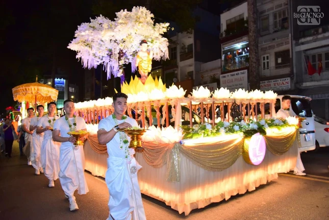 Tái hiện khung cảnh chư Thiên các cõi Trời hiện xuống tán hoa cúng dường kim tướng sơ sanh trong lễ rước Phật từ tổ đình Ấn Quang về Việt Nam Quốc tự