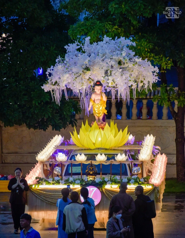 Cận cảnh xe hoa Báo Giác Ngộ tại khuôn viên Việt Nam Quốc Tự