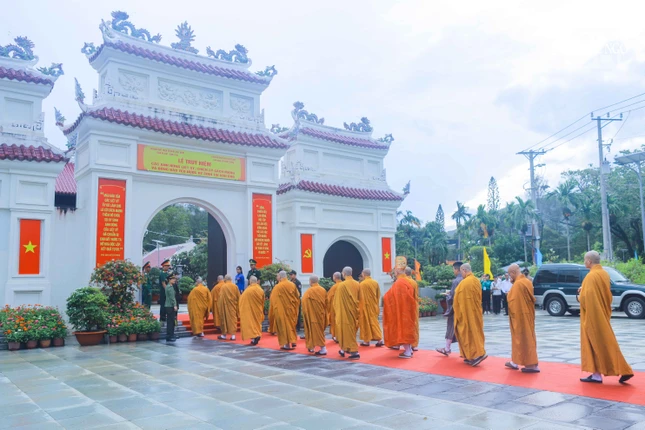 Chư tôn đức quang lâm Đền thờ Côn Đảo cử hành nghi lễ tâm linh theo truyền thống Phật giáo