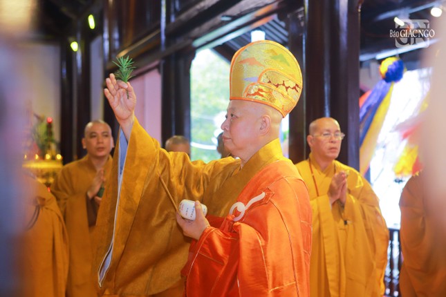 Hòa thượng Trưởng ban Nghi lễ T.Ư sái tịnh đàn tràng