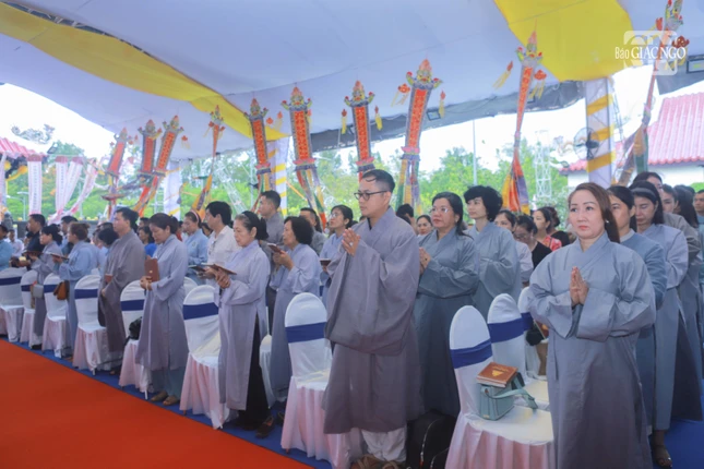 Với sự thành kính và nhất tâm của các giới tham dự