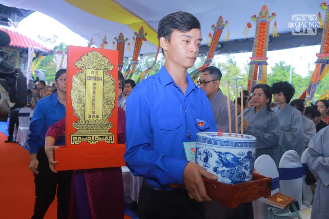 Rước lư hương và linh vị về Đền thờ