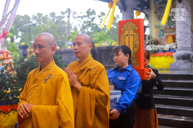 Các đoàn lần lượt đến các điểm, cáo bạch và sau đó cung thỉnh linh vị vân tập đàn tràng