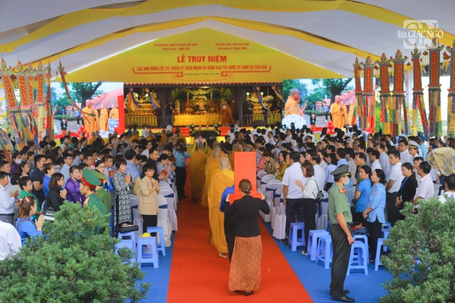 Không khí cung nghinh trang nghiêm