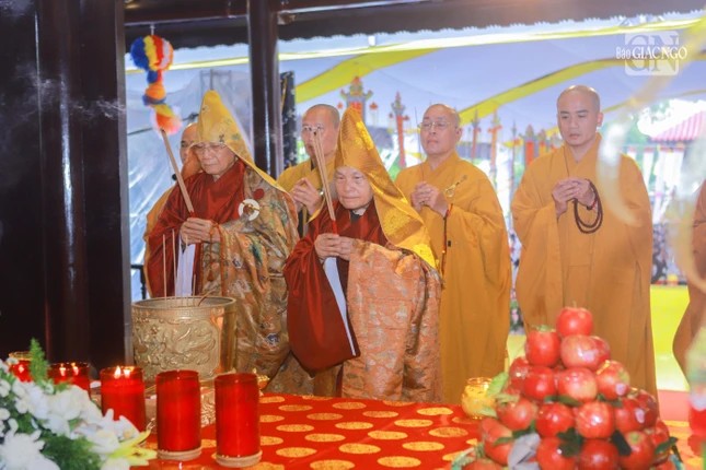 Chư tôn giáo phẩm niêm hương cầu nguyện tại Đền thờ Côn Đảo trong nghi lễ tưởng niệm truyền thống