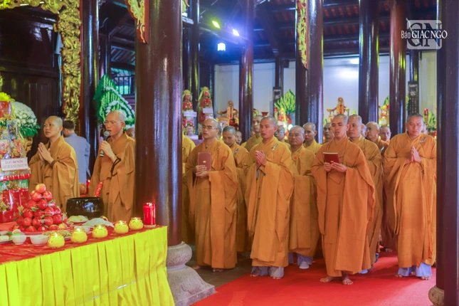 Chư Tăng cử hành nghi lễ truy tiến anh linh và tụng kinh cầu nguyện