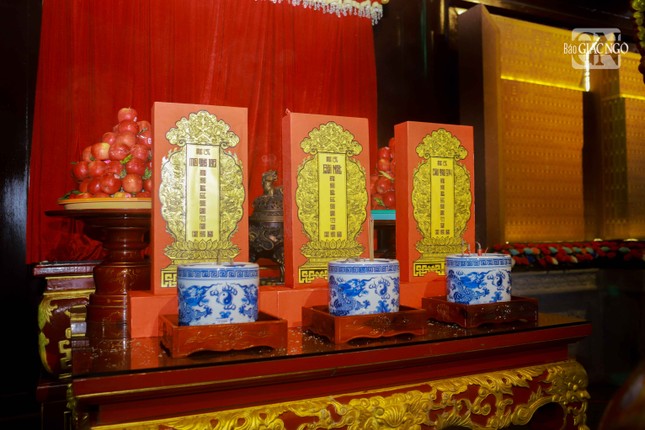 Linh vị các nơi cung rước về tôn thờ tại các gian của Đền thờ Côn Đảo