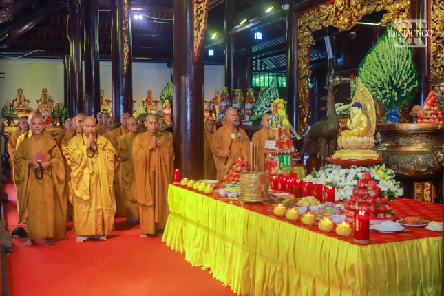 Không gian đàn tràng thiết trí trang nghiêm