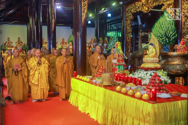 Không gian đàn tràng thiết trí trang nghiêm