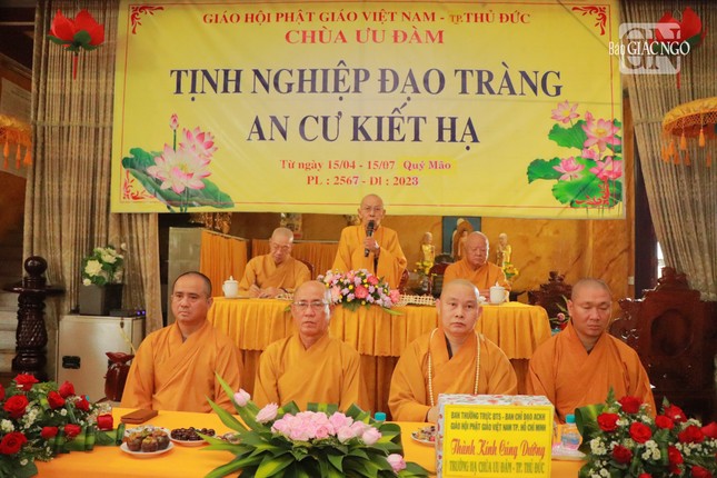 Chư tôn đức thăm và sách tấn chư Ni trường hạ chùa Ưu Đàm Chư tôn đức thăm và sách tấn chư Ni trường hạ chùa Ưu Đàm