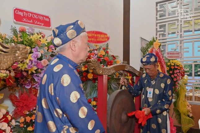 Cử 3 hồi chiêng, trống rước lễ