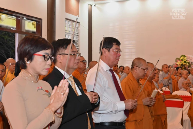 Chư tôn giáo phẩm cùng lãnh đạo TP.Vũng Tàu dâng hương tưởng niệm