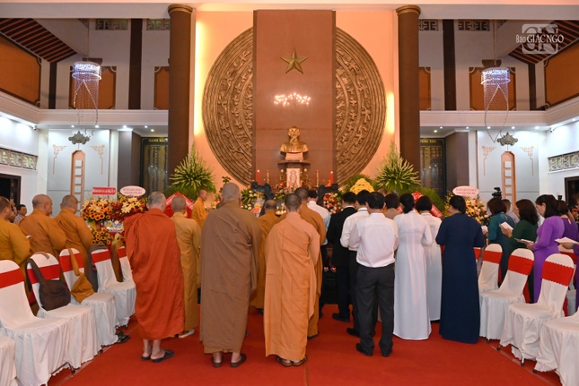 Quang cảnh buổi lễ bên trong đền thờ