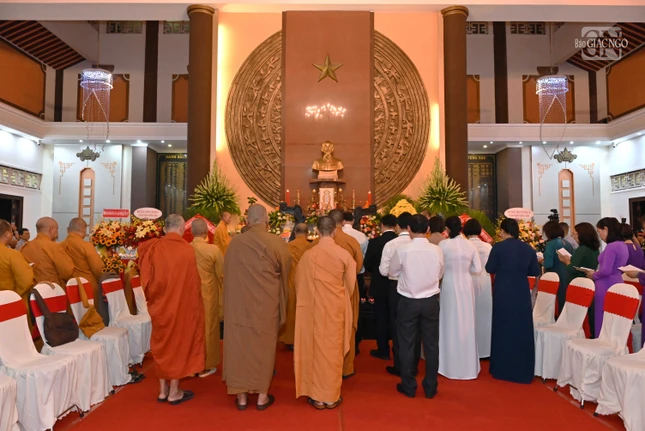 Quang cảnh buổi lễ bên trong đền thờ