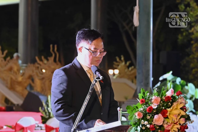 Ông Hoàng Vũ Thảnh, Chủ tịch UBND TP.Vũng Tàu tưởng niệm tri ân tại buổi lễ thắp nến