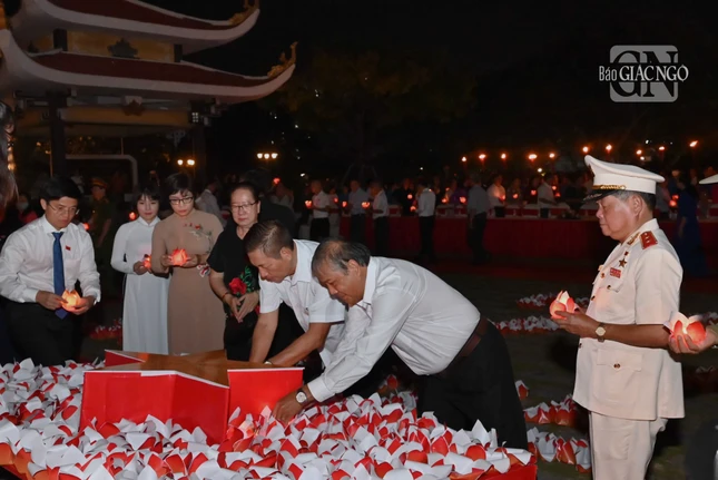 Thắp nến tưởng niệm